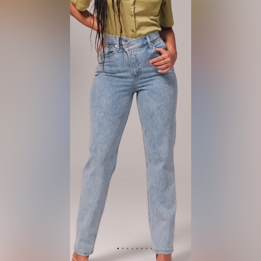 Abercrombie Curve Love Ultra High Rise 90s Straight Jean